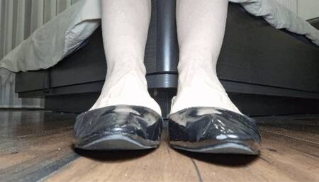 Toe wiggling in patent leather black ballet flats 7 TW