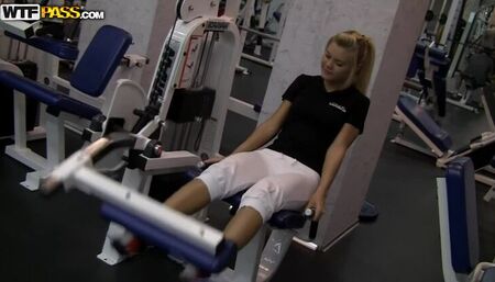 Hot amateur girlfriend blowjob in a gym