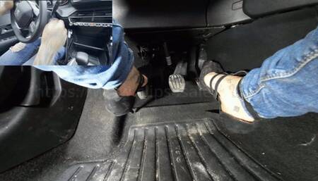 Laura Sanchez drives with black summer shoes - PIP feet pov