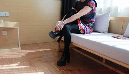 Chinese 52-year-old mature woman's feet were tickled