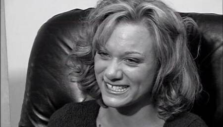 Whore blonde blowing cock in car