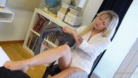 VERA HOGTIED IN GREY WOLFORD NEON 40 PANTYHOSE