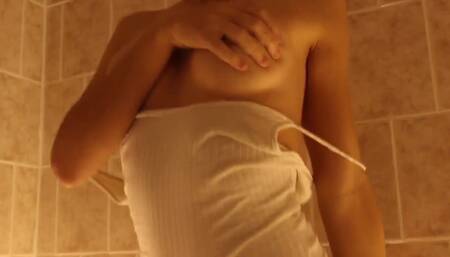 Toucher Sensuel Du Corps Et De La Chatte Sous La Douche