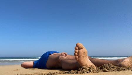 Girl saw naked guy and decides to suck his dick on public beach