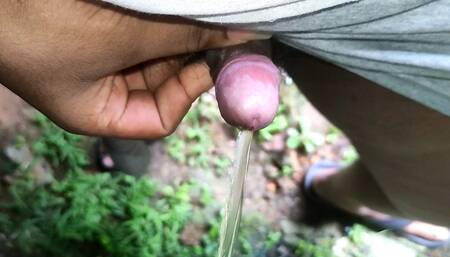 Fat Black Guy's Morning Piss outdoor - Black guy showing him peeing outdoor - almost pissing in my pants. oops..!!