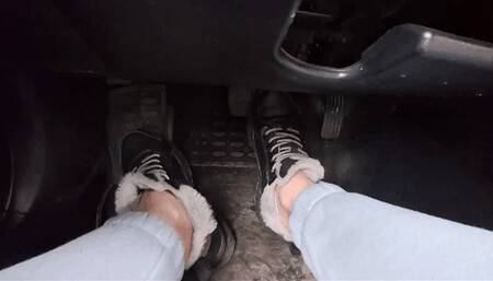 Automatic car driving in winter sneakers S
