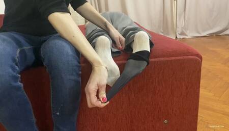 ROOMMATE IS PLAYING WITH HER SMELLY NYLON FEET - MOV Mobile Version
