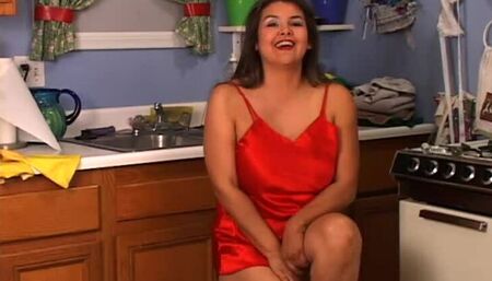 Wahine stuffs a glass dildo in her pussy