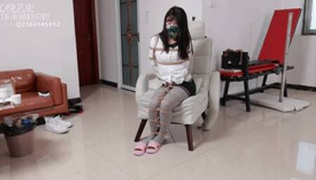 xy73-The girl in gray pantyhose is restrained by her boyfriend with a lot of ropes
