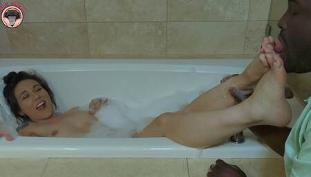 Bathtub Foot Worship with Sinn Sage