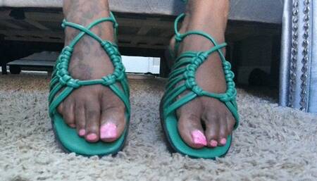 Milf teases you with her toes