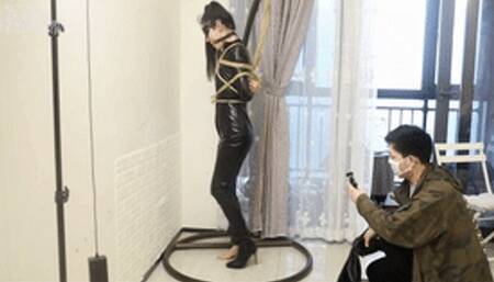 xy89-The queen in leather clothes was tied up and hung up by her boyfriend and took off her shoes