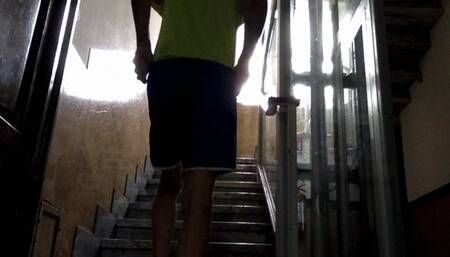 ASS EXIBITIONIST on the Stairs - ESIBISCO IL CULO sulle Scale