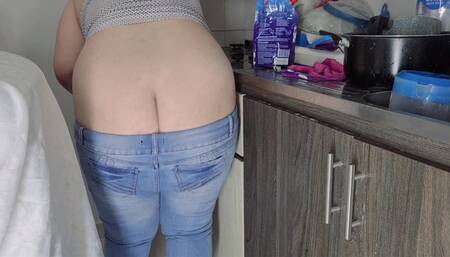 Buttcrack in the kitchen