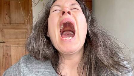 wide-wide yawning avi