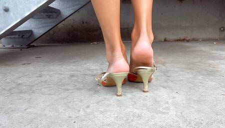 rpa24 Scarletts dainty feet on a walk (mp4-HD)
