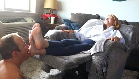 My feet STINK, worship them!!