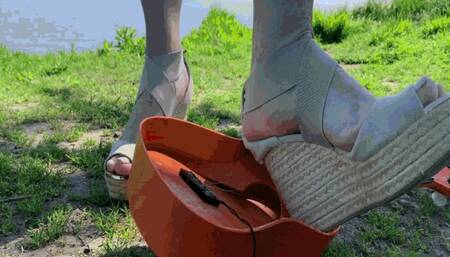 Jannette destroys the guitarWMV