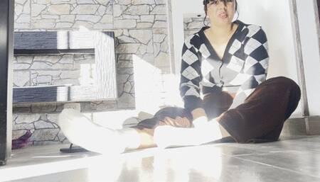 Giantess let little men worship her feet