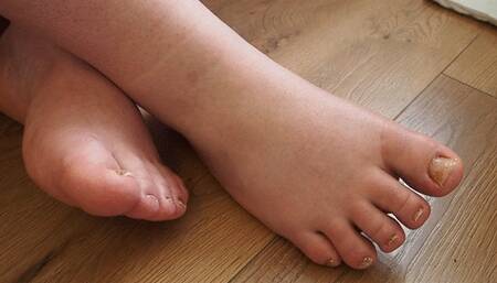 #6 Loser will buy it! - Gold glitter polish (no talk)