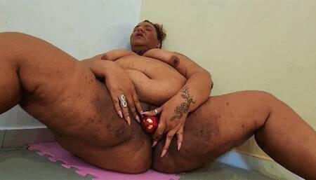 Brazilian black woman BBW masturbate herself with a giant toy and have a delightful orgasm