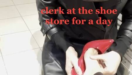 Oggi farai il commesso e mi servirai al negozio di scarpe! - be a clerk and serve me at the shoe store!