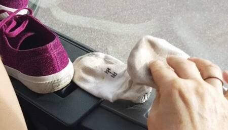 Lady Nala göttliche Beine und Füsse in transparenten Nylons