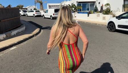 Exhib girl undressing on public road