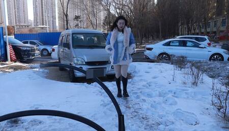 Chinese girl tickles outdoors in winter when it's too cold