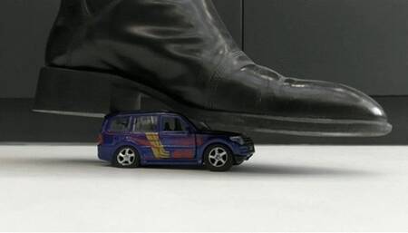 I push and trample the car very hard MP4 HD 720p