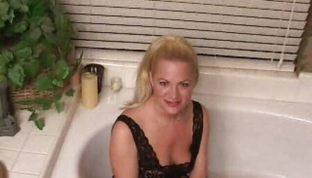 This Horny MILF Knows What Her Man Needs - Classic Retro Amateursex Homeporn