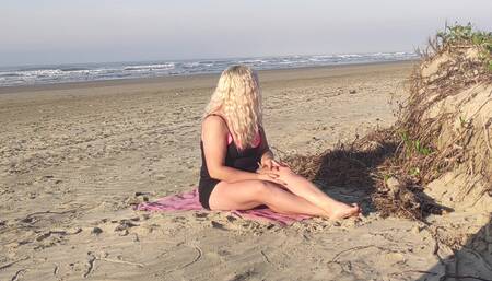 Big Butt Blonde Fucks on the Beach