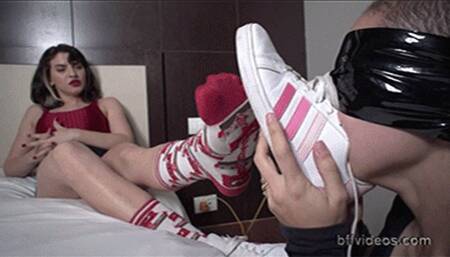 Worship Lady Snow Sweaty Feet After Gym - FULL VERSION - FULL HD QUALITY (1920 X 1080) MP4 VIDEO FILE - SPECIAL PRICE: 34 MINUTES FOR US$ 19,99!