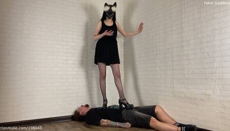 Trampe in platform heels and ignore y rug