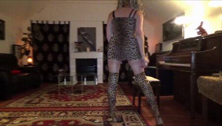 playing the piano with long red fingernails and thigh-high boots - full clip - (1280x720*wmv)