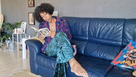 Giantess Goldenlace controlled by a the tiny she swllowed A BODY SWAP