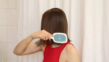 Smooth hair foaming conditioning and brushing