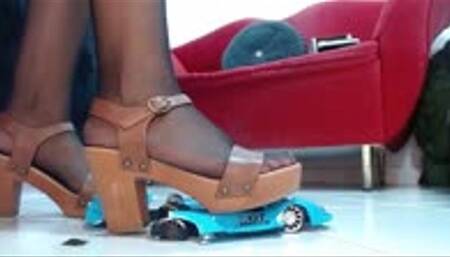 crushing crush a lamborghini rc toycar with my hard sandals soda chiva and nylons feet very hard