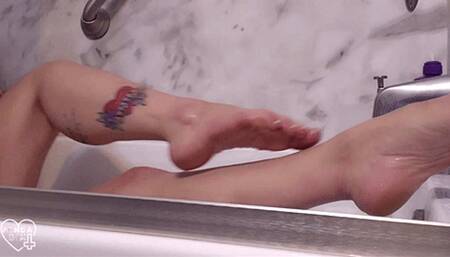 Slippery wet foot tease [MP4 - 4K]