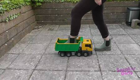Sneaker-Girl Akira - Big Truck Crush with Rubber Boots