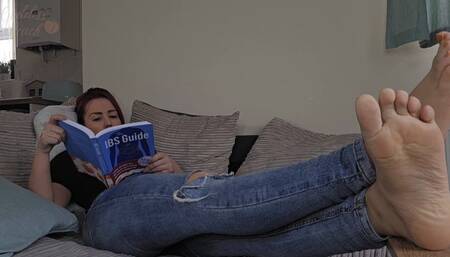 Goddess Peach farts whilst reading