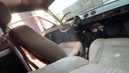 Jarlyn drives the Fiat 147 and goes to the hairdresser