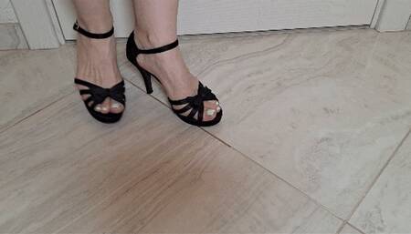 Hostess sore feet in black high heel ankle strap satin sandals 3 Cr