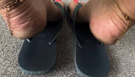 FeetWonders dirty feet flip flops and pink toes