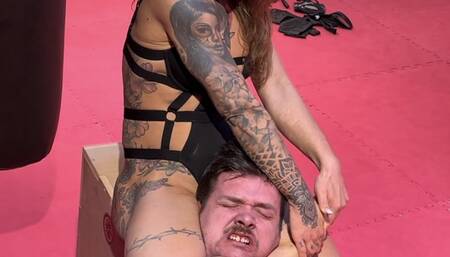 Foxxy’s scissors and calves for submissive Marco