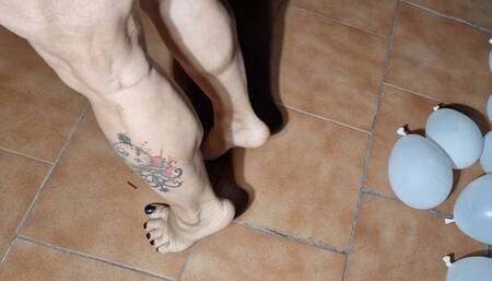 BIG MUSCLE LEGS HUGE CALVES THICK ROUND FEET SMASHING WATER GLOBUS DIRTY WET SOLES AND TOES IN THE BALCONY