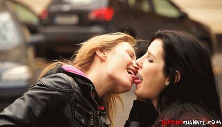 Girls passionately kissing in public 2 (FULLHD quality)
