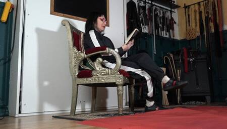 MISTRESS LILY DUPONT : SMELL MY WET FEET IN GUCCI SHOES