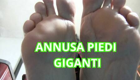GIANTESSA: ANNUSA I MIEI PIEDI ENORMI SUDATI