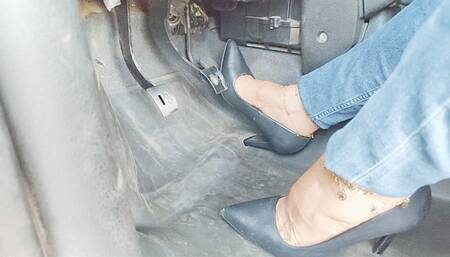 Diana Senior sexy pedal pumping on classic black pumps